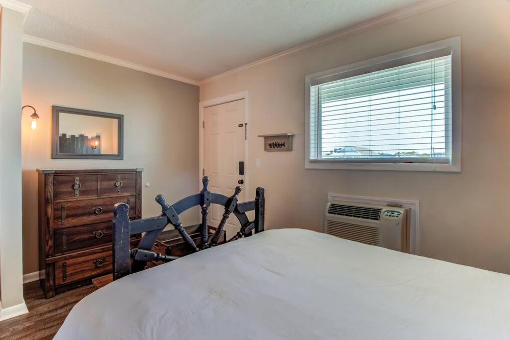 Ferienwohnung Kraken'S Den * Oceanview * Steps To Ocean * Pool Carolina Beach Exterior foto